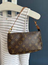 Lade das Bild in den Galerie-Viewer, LOUIS VUITTON POCHETTE ACCESSOIRES