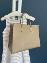 Lade das Bild in den Galerie-Viewer, LOUIS VUITTON ONTHEGO MM EMPREINTE