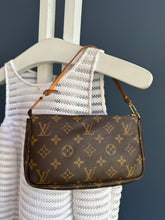 Lade das Bild in den Galerie-Viewer, LOUIS VUITTON POCHETTE ACCESSOIRES