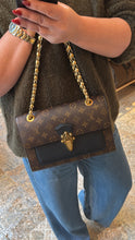 Lade das Bild in den Galerie-Viewer, LOUIS VUITTON VICTOIRE
