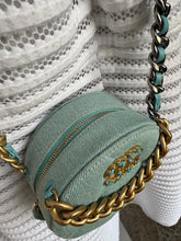 Lade das Bild in den Galerie-Viewer, CHANEL 19 DENIM ROUND CLUTCH