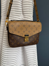 Lade das Bild in den Galerie-Viewer, LOUIS VUITTON MÉTIS REVERSE