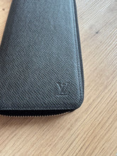 Lade das Bild in den Galerie-Viewer, LOUIS VUITTON ZIPPY VERTICAL