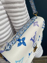 Lade das Bild in den Galerie-Viewer, LOUIS VUITTON MÉTIS BY THE POOL
