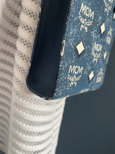 Lade das Bild in den Galerie-Viewer, MCM AREN DENIM BAG
