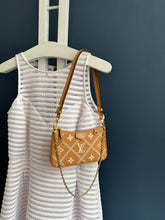 Lade das Bild in den Galerie-Viewer, LOUIS VUITTON EASY POUCH ON STREP BROIDERY