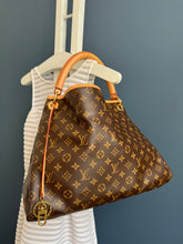 Lade das Bild in den Galerie-Viewer, LOUIS VUITTON ARTSY MM