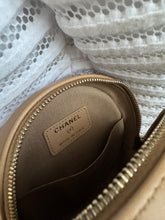 Lade das Bild in den Galerie-Viewer, CHANEL ROUND CLUTCH