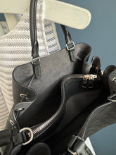 Lade das Bild in den Galerie-Viewer, LOUIS VUITTON BELLA TOTE MAHINA