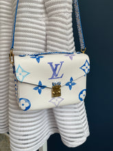 Lade das Bild in den Galerie-Viewer, LOUIS VUITTON MÉTIS BY THE POOL