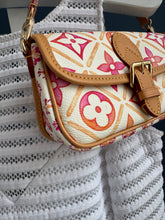 Lade das Bild in den Galerie-Viewer, LOUIS VUITTON NANO DIANE BY THE POOL CORAL