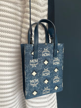 Lade das Bild in den Galerie-Viewer, MCM AREN DENIM BAG