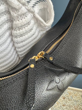 Lade das Bild in den Galerie-Viewer, LOUIS VUITTON LOOP HOBO EMPREINTE