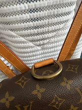 Lade das Bild in den Galerie-Viewer, LOUIS VUITTON MONTSOURIS MM