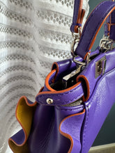 Lade das Bild in den Galerie-Viewer, FENDI PEEKABOO MINI