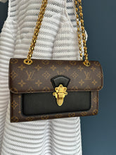 Lade das Bild in den Galerie-Viewer, LOUIS VUITTON VICTOIRE