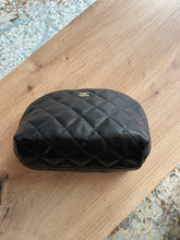 Lade das Bild in den Galerie-Viewer, CHANEL CAVIAR KOSMETIKTASCHE