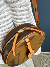 Lade das Bild in den Galerie-Viewer, LOUIS VUITTON BOÎTE CHAPEAU SOUPLE MM