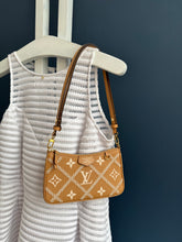 Lade das Bild in den Galerie-Viewer, LOUIS VUITTON EASY POUCH ON STREP BROIDERY