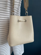 Lade das Bild in den Galerie-Viewer, LOUIS VUITTON NÉONOÉ BB EPI