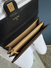 Lade das Bild in den Galerie-Viewer, CHANEL WOC MIT PERLEN