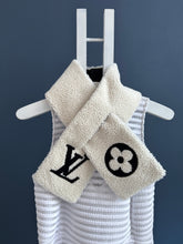 Lade das Bild in den Galerie-Viewer, LOUIS VUITTON ONLY LV MINI COMFY SCHAL