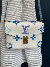 Lade das Bild in den Galerie-Viewer, LOUIS VUITTON MÉTIS BY THE POOL