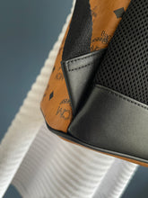 Lade das Bild in den Galerie-Viewer, MCM STARK MEGA LAUREL