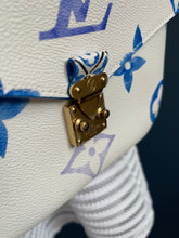 Lade das Bild in den Galerie-Viewer, LOUIS VUITTON MÉTIS BY THE POOL
