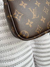 Lade das Bild in den Galerie-Viewer, LOUIS VUITTON MINI POCHETTE
