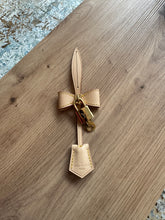 Lade das Bild in den Galerie-Viewer, LOUIS VUITTON ANHÄNGER INKL. SCHLÜSSEL