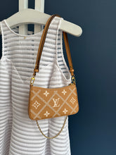 Lade das Bild in den Galerie-Viewer, LOUIS VUITTON EASY POUCH ON STREP BROIDERY