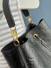 Lade das Bild in den Galerie-Viewer, LOUIS VUITTON NÉONOÉ EMPREINTE