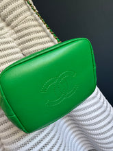 Lade das Bild in den Galerie-Viewer, CHANEL 19 HOBO BAG
