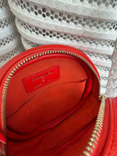 Lade das Bild in den Galerie-Viewer, CHANEL ROUND CLUTCH