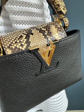 Lade das Bild in den Galerie-Viewer, LOUIS VUITTON MINI CAPUCINES PYTHON