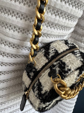 Lade das Bild in den Galerie-Viewer, CHANEL 19 TWEED ROUND CLUTCH