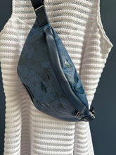 Lade das Bild in den Galerie-Viewer, LOUIS VUITTON AQUA GARDEN BUMBAG