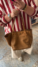 Lade das Bild in den Galerie-Viewer, PRADA VITELLO DAINO BAG