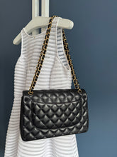 Lade das Bild in den Galerie-Viewer, CHANEL DOUBLE FLAP JUMBO
