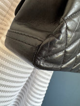 Lade das Bild in den Galerie-Viewer, CHANEL LADY PEARLY FLAP BAG