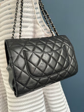 Lade das Bild in den Galerie-Viewer, CHANEL CLASSIC FLAP SMALL / BEUTEL