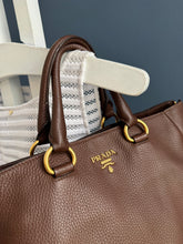 Lade das Bild in den Galerie-Viewer, PRADA VITELLO DAINO SHOPPER