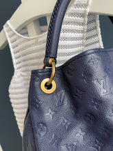 Lade das Bild in den Galerie-Viewer, LOUIS VUITTON ARTSY CELEST EMPREINTE