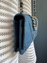 Lade das Bild in den Galerie-Viewer, CHANEL 19 WOC