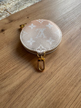 Lade das Bild in den Galerie-Viewer, LOUIS VUITTON ROUND COIN