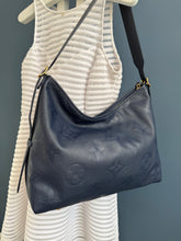 Lade das Bild in den Galerie-Viewer, LOUIS VUITTON CARRYALL MM NAVY
