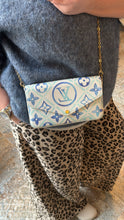 Lade das Bild in den Galerie-Viewer, LOUIS VUITTON FÉLICIE BY THE POOL