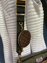 Lade das Bild in den Galerie-Viewer, LOUIS VUITTON MULTI POCHETTE PILLOW