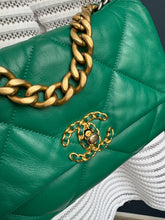Lade das Bild in den Galerie-Viewer, CHANEL 19 SMALL